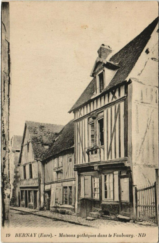 Carte postale ancienne Bernay-Maison gothiques dans le Faubourg à Bernay