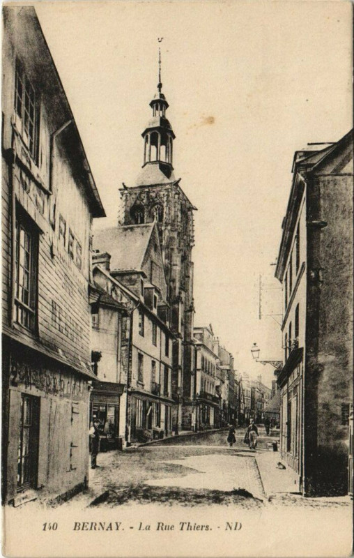 Carte postale ancienne Bernay-La Rue Thiers à Bernay