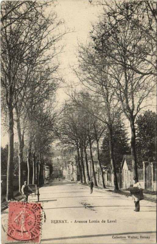 Carte postale ancienne Bernay-Avenue Lottin de Laval à Bernay