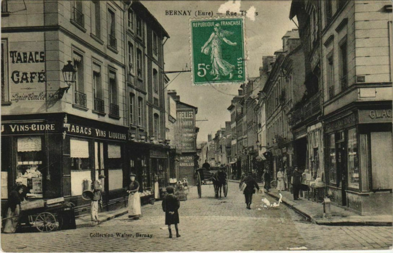 Carte postale ancienne Bernay-Rue Thiers à Bernay