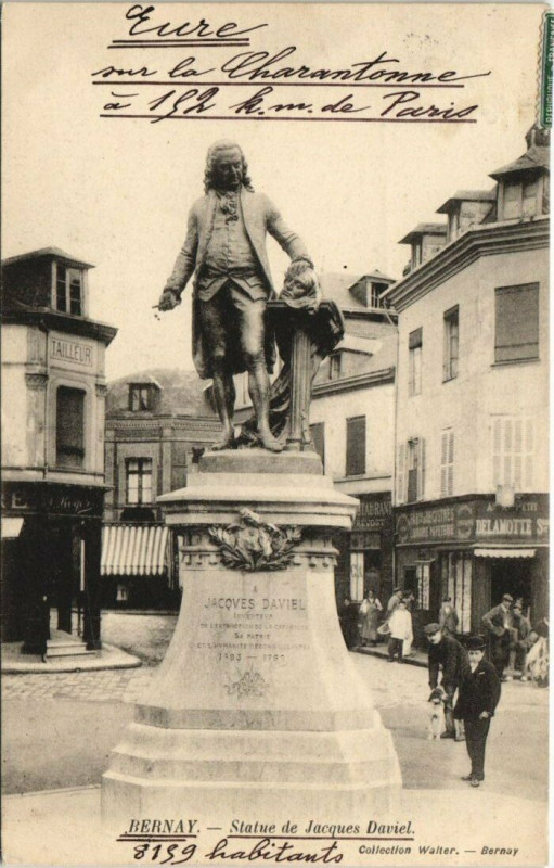 Carte postale ancienne Bernay-Statue de Jacques Daviel à Bernay