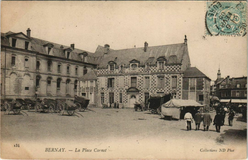 Carte postale ancienne Bernay-La Place Carnot à Bernay
