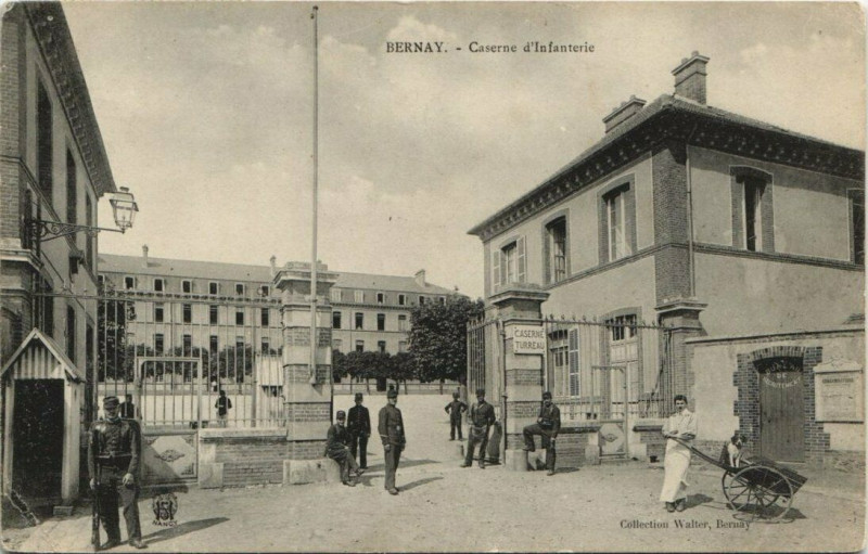 Carte postale ancienne Bernay-Caserne d'Infanterie à Bernay