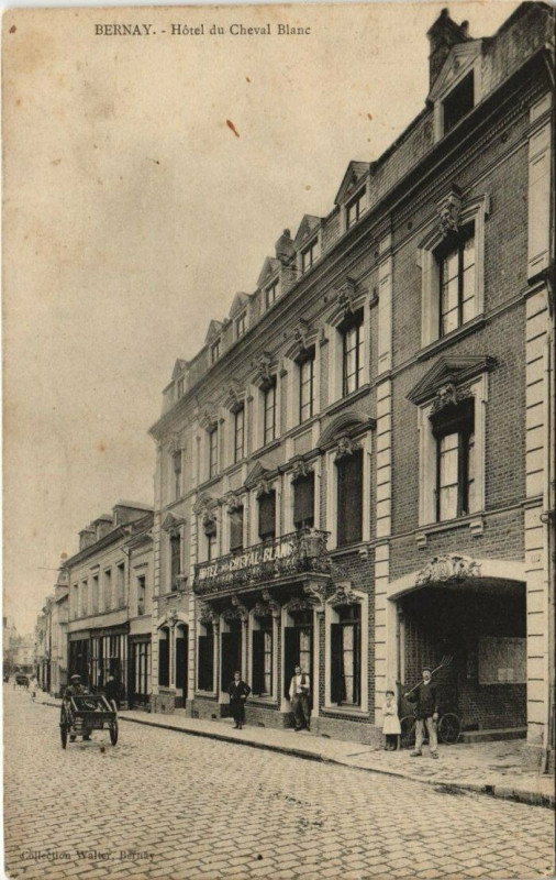 Carte postale ancienne Bernay-Hotel du Cheval Blanc à Bernay