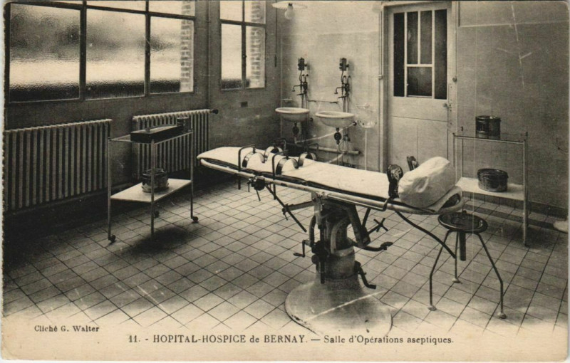 Carte postale ancienne Hopital Hospice de Bernay-Salle d'Opérations aseptiques à Bernay