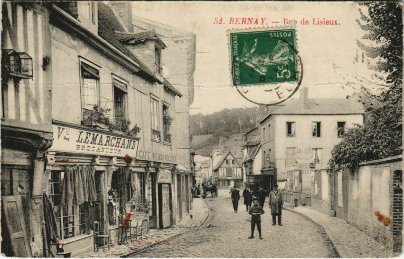 Carte postale ancienne Bernay-Rue de Lisieux à Bernay