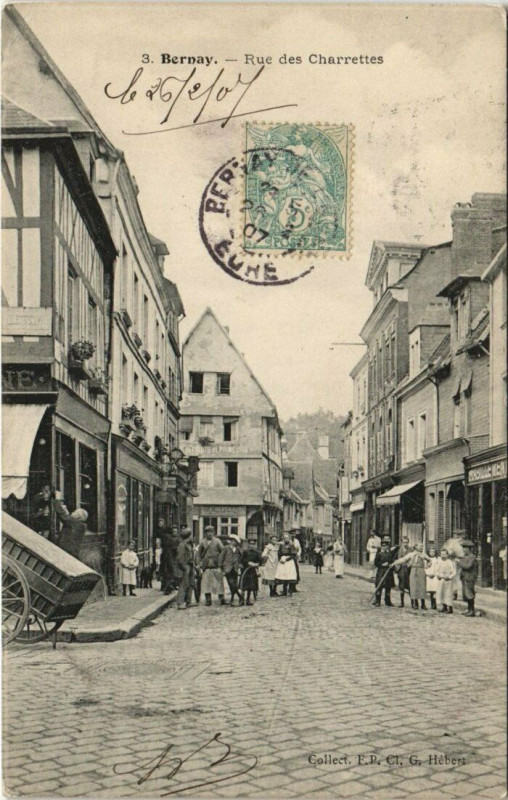 Carte postale ancienne Bernay-Rue des Charrettes à Bernay