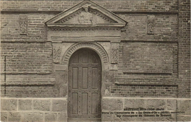 Carte postale ancienne Breteuil sur Iton-Porte de l'Hotellerie de La Croix d'Or à Breteuil