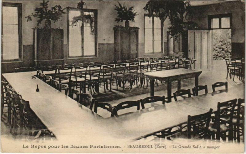 Carte postale ancienne Beaumesnil-Le Repos pour les Jeunes Parisiennes-La Grande Salle