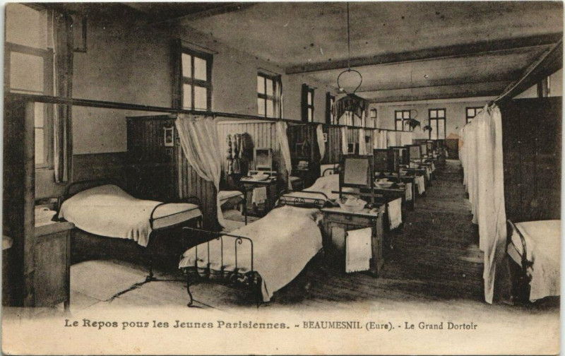Carte postale ancienne Beaumesnil-Le Repos pour les Jeunes Parisiennes-Le Grand Dortoir