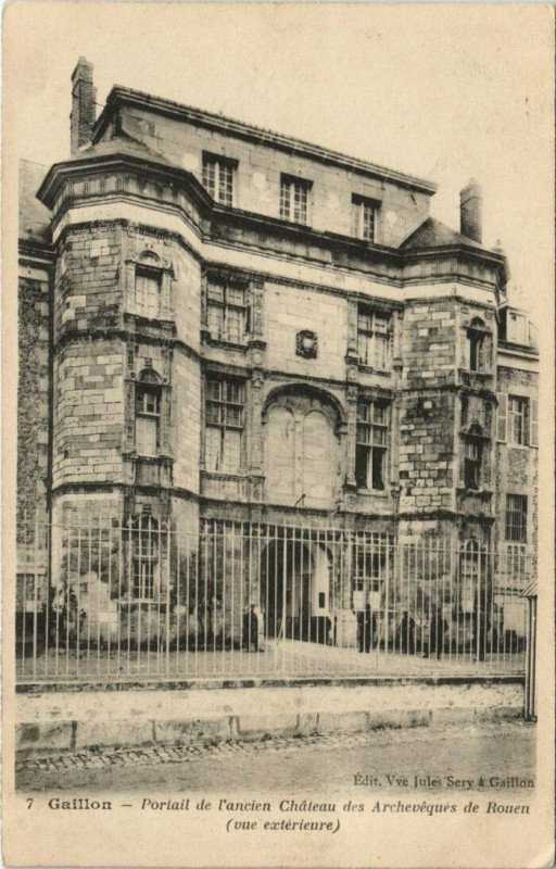 Carte postale ancienne Gaillon-Portail de l'ancien Chateau des Archevéques de Rouen à Gaillon