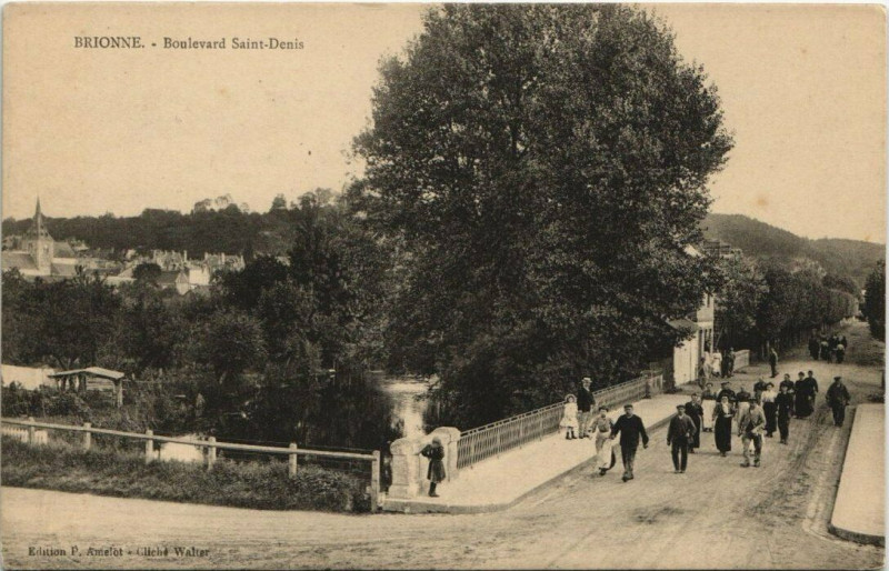 Carte postale ancienne Brionne-Boulevard Saint-Denis à Brionne
