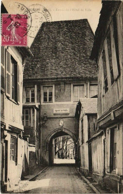 Carte postale ancienne Conches-Entrée de l'hotel de Ville