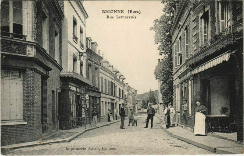 Carte postale ancienne Brionne-Rue Lemarrois à Brionne