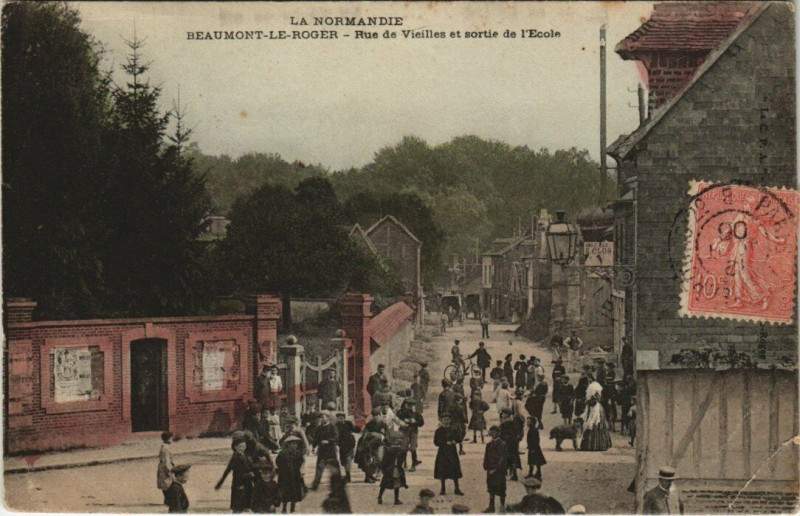 Carte postale ancienne Beaumont-le-Roger - Rue de Viailles et sortie de l'Ecole à Beaumont-le-Roger