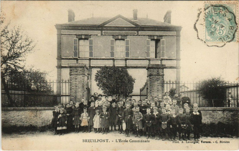Carte postale ancienne Breuilpont - L'Ecole Communale à Breuilpont