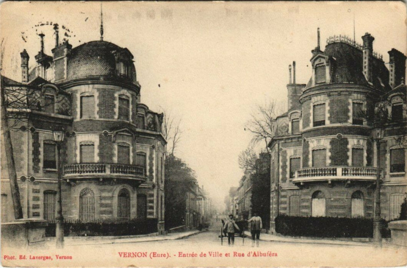 Carte postale ancienne Vernon - Entrée de Ville et Rue d'Albufera à Vernon
