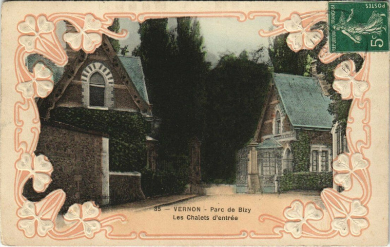 Carte postale ancienne Vernon - Parc de Bizy Les Chalets d'Entrée à Vernon