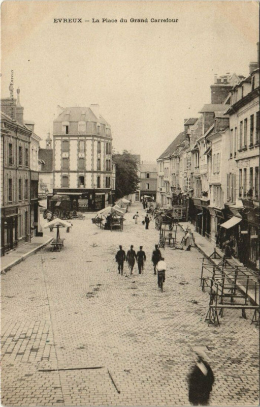Carte postale ancienne Evreux - La Place du Carrefour à Évreux