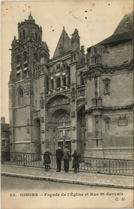 Carte postale ancienne Gisors - Facade de I'Eglise et Rue Saint-Gervais à Gisors