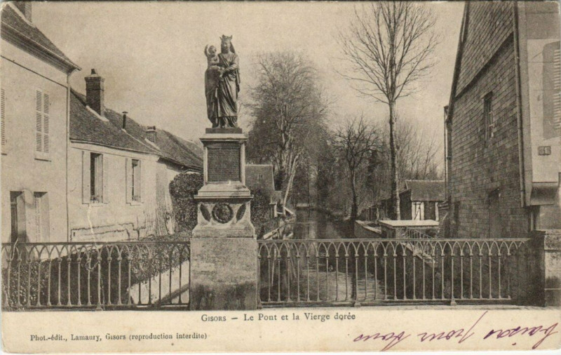 Carte postale ancienne Gisors - Le Pont et la Vierge doree à Gisors
