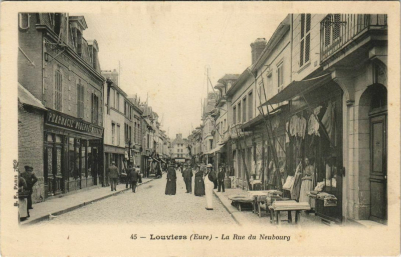 Carte postale ancienne Louviers-La Rue du Neubourg à Louviers