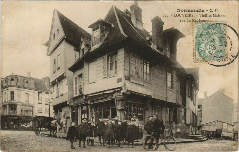 Carte postale ancienne Louviers-Vieilles Maisons rue du Neubourg à Louviers