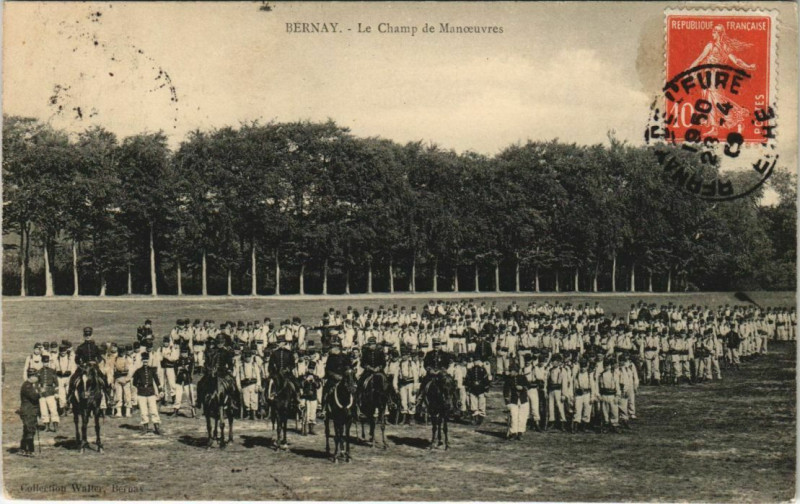Carte postale ancienne Bernay-Le Champ de Manoeuvres à Bernay