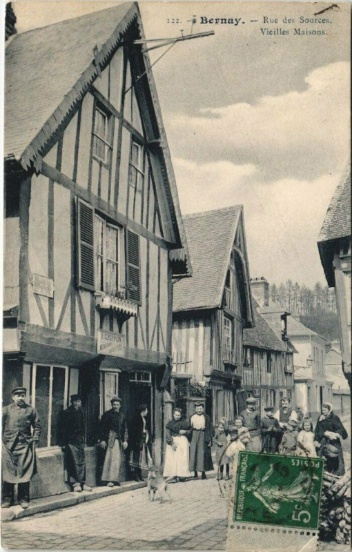 Carte postale ancienne Bernay-Rue des Sources-Vieilles Maisons à Bernay