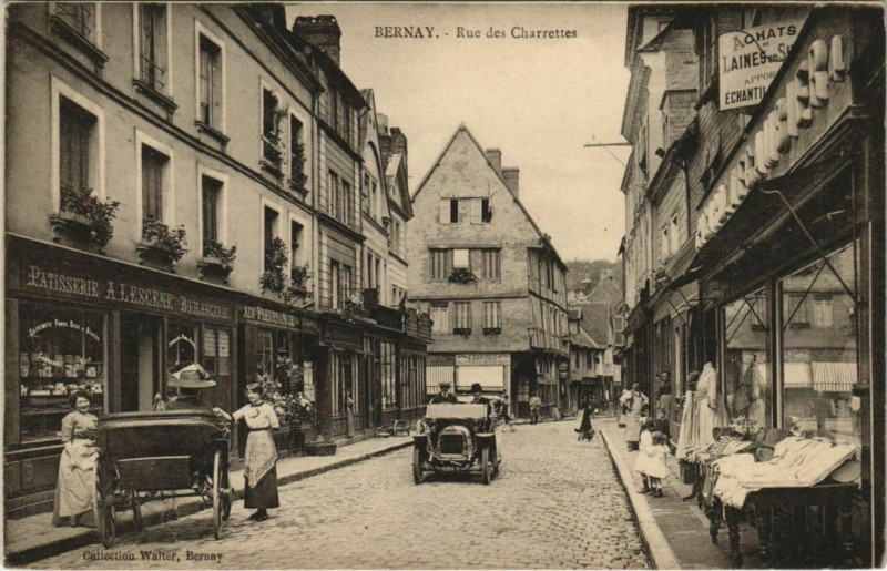 Carte postale ancienne Bernay-Rue des Charrettes à Bernay