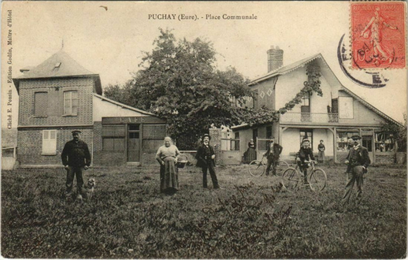 Carte postale ancienne Puchay-Place Communale à Puchay