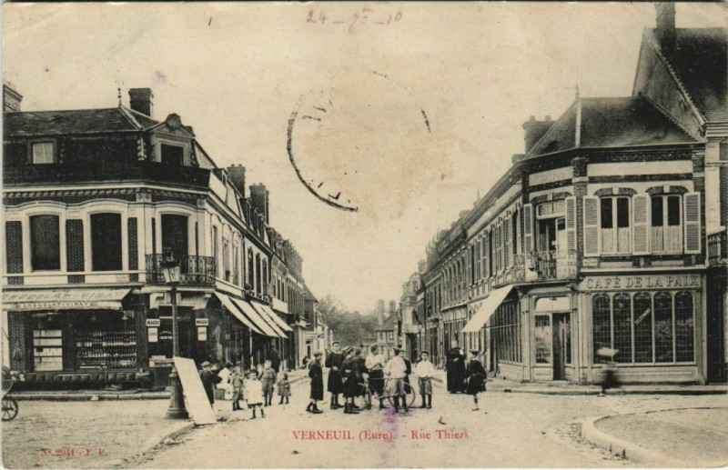 Carte postale ancienne Verneuil-Rue Thiers