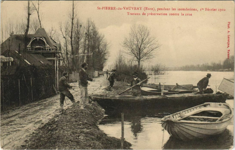Carte postale ancienne Saint-Pierre du Vauvray-pendant les inondations Travaux préservation à Saint-Pierre-du-Vauvray