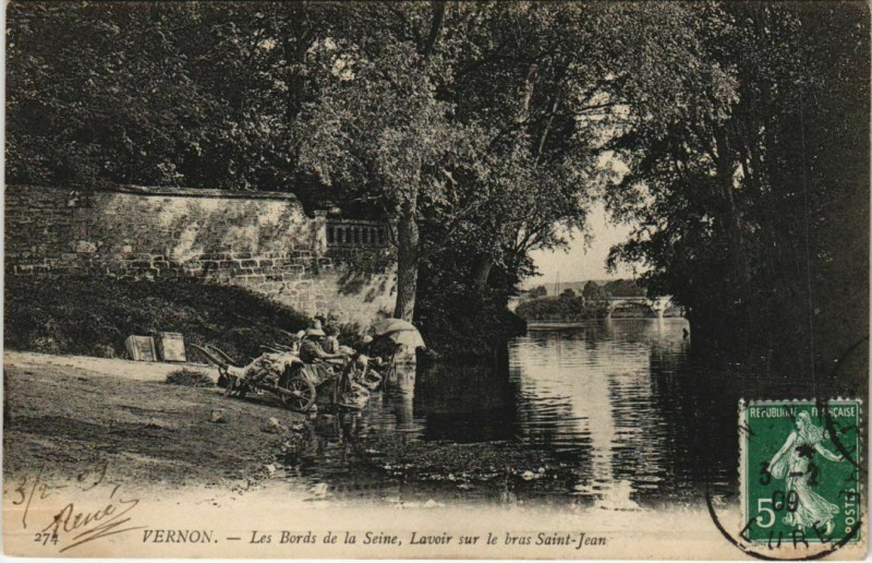 Carte postale ancienne Vernon-Les Bords de la Seine Lavoir sur le bras Saint-Jean à Vernon