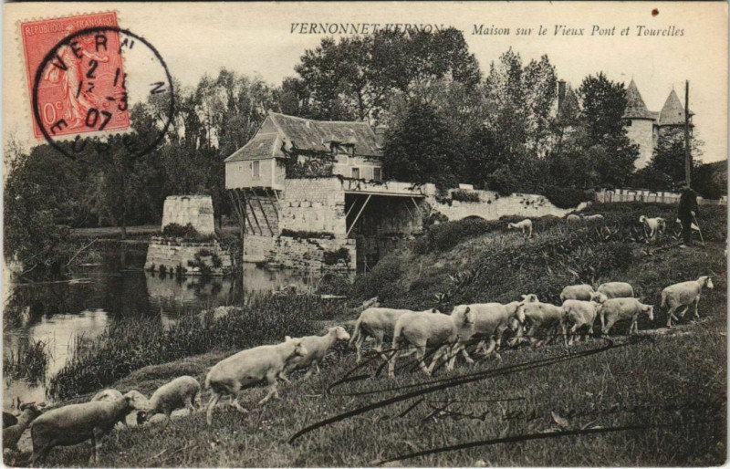 Carte postale ancienne Vernonnet-Vernon-Maison sur le Vieux Pont et Tourelles à Vernon