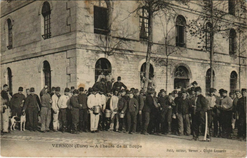 Carte postale ancienne Vernon-A l'heure de la Soupe à Vernon