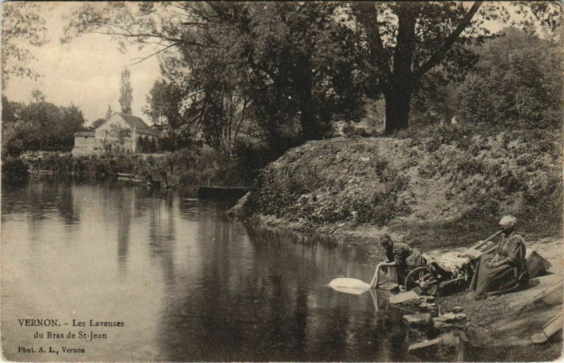 Carte postale ancienne Vernon-Les Laveuses du Bras de Saint-Jean à Vernon