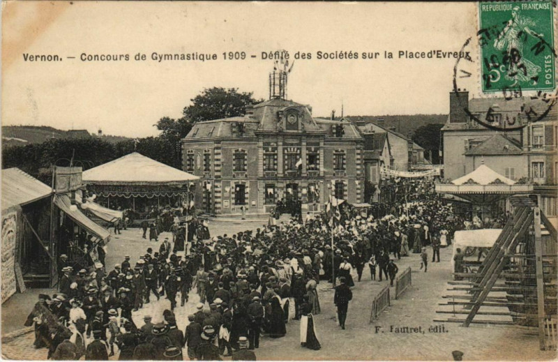 Carte postale ancienne Vernon-Concours Gymnastique 1909-Défilé des Sociétés sur la Place à Vernon