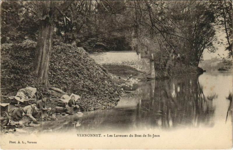 Carte postale ancienne Vernonnet-Les Laveuses du Bras de Saint-Jean à Vernon