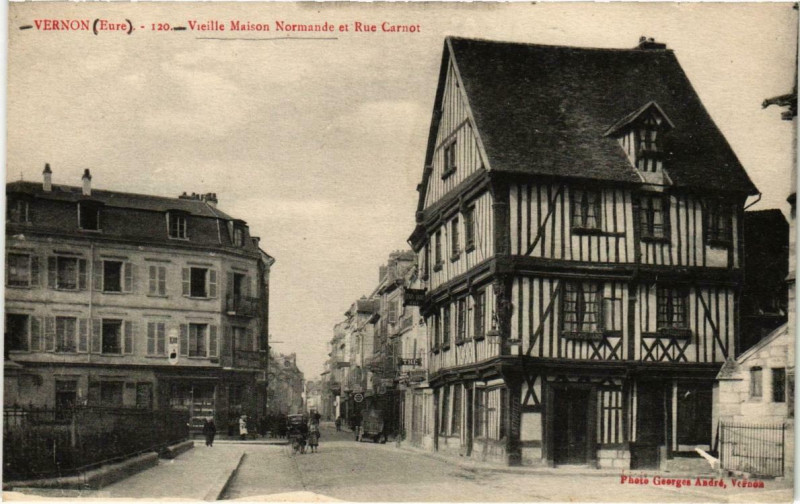 Carte postale ancienne Vernon (Dep.27) Vieille Maison Normande et Rue Carnot à Vernon