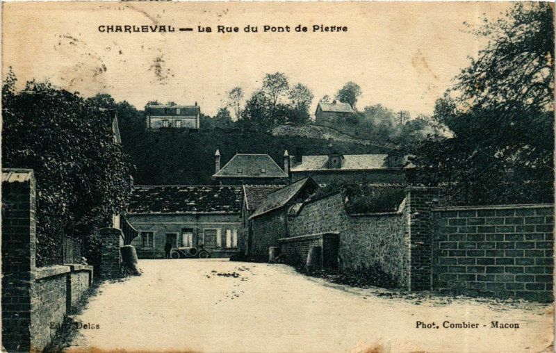 Carte postale ancienne Eure Charleval La Rue du Pont de Pierre à Charleval