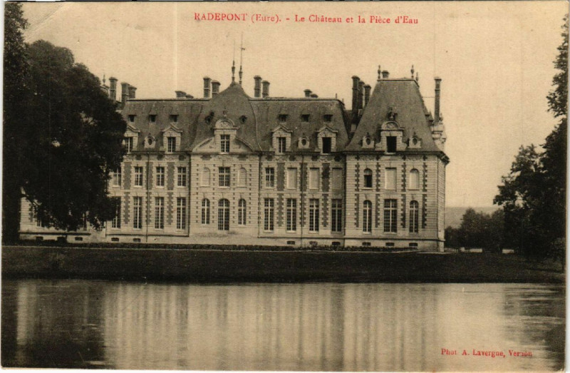 Carte postale ancienne Radepont - Le Chateau et la Piece d'Eau à Radepont