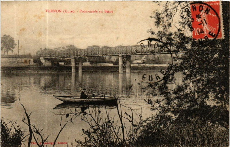 Carte postale ancienne Vernon - Promenade en Seine à Vernon