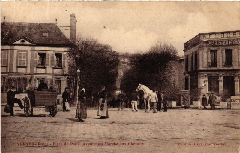 Carte postale ancienne Vernon - Place de Paris à Vernon