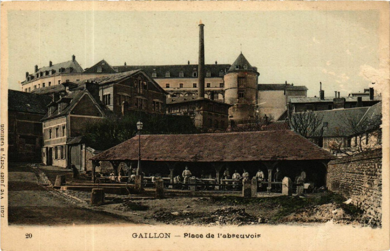 Carte postale ancienne Gaillon - Place de l'Abreuvoir à Gaillon