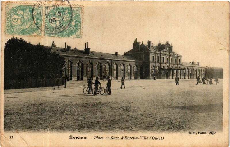 Carte postale ancienne Evreux - Place et Gare d'Evreux à Évreux
