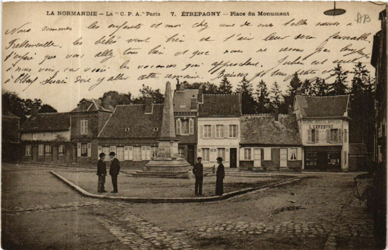 Carte postale ancienne Etrepagny - Place du Monument à Étrépagny