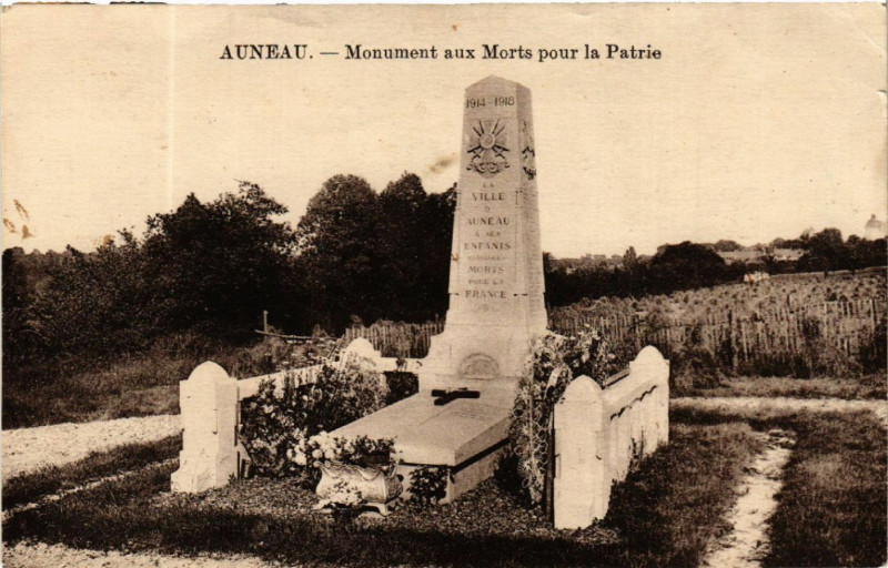 Carte postale ancienne Auneau - Monument Aux Morts pour la Patrie