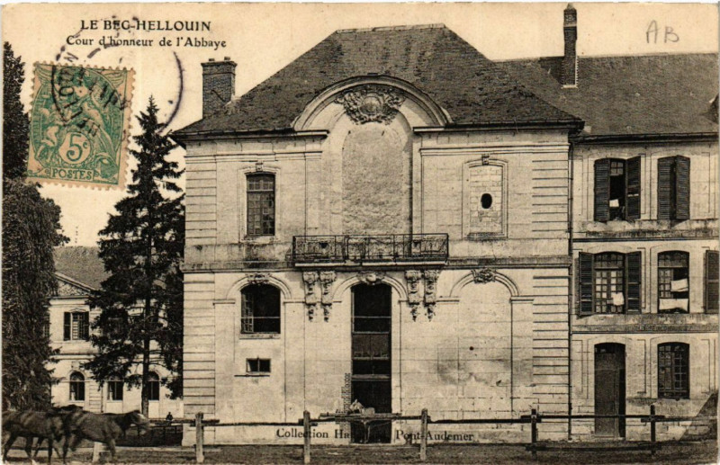 Carte postale ancienne Le Bec Hellouin - Cour d'Honneur au Bec-Hellouin