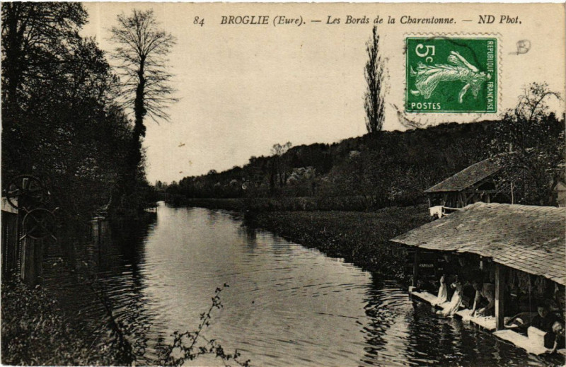 Carte postale ancienne Broglie - Les Bords de la Charentonne à Broglie